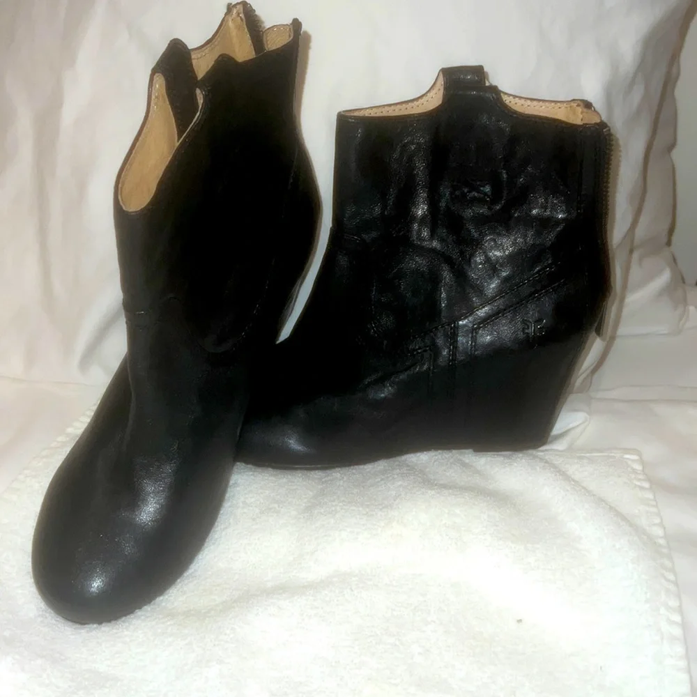 Frye Carson wedge bootie